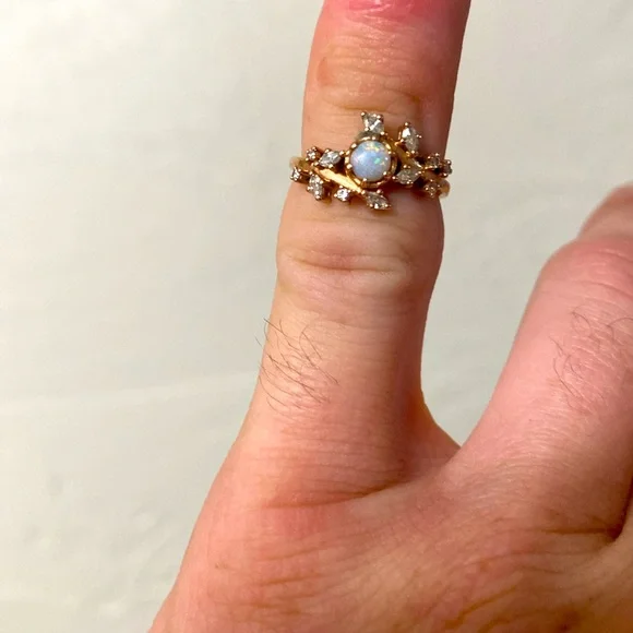 Stunning engagement ring / wedding ring, sure to impress.